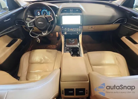 2018 Jaguar Xe Prestige z USA, uszkodzony, nr VIN SAJAK4FX2JCP41018